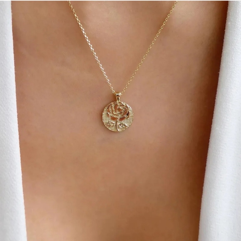 ✨ NEW *GOLD TONE ROSE 🌹Mesallion Necklace